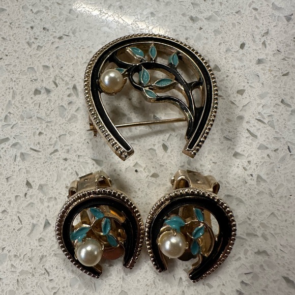 Vintage lucky horshoe enameled with faux pearl gold tone brooch and earrings - Picture 2 of 3
